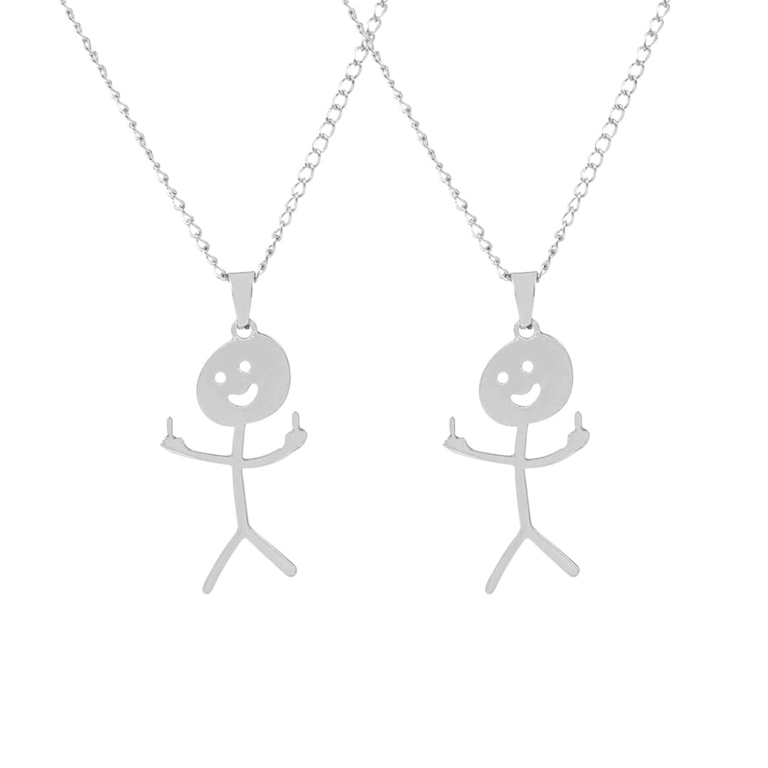 två silverfärgade sträckgubbar n med silverkedjan och vit färg bakgrund | hängets längd storlek 5,5 cm